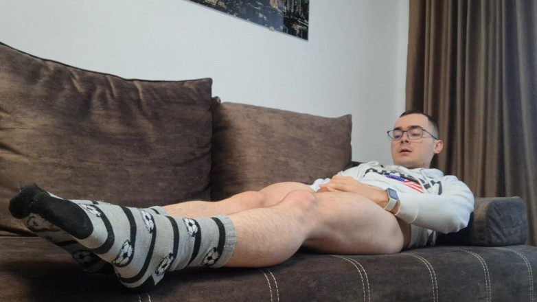 The college boy: Nerd del college di 18 anni si masturba dopo le lezioni