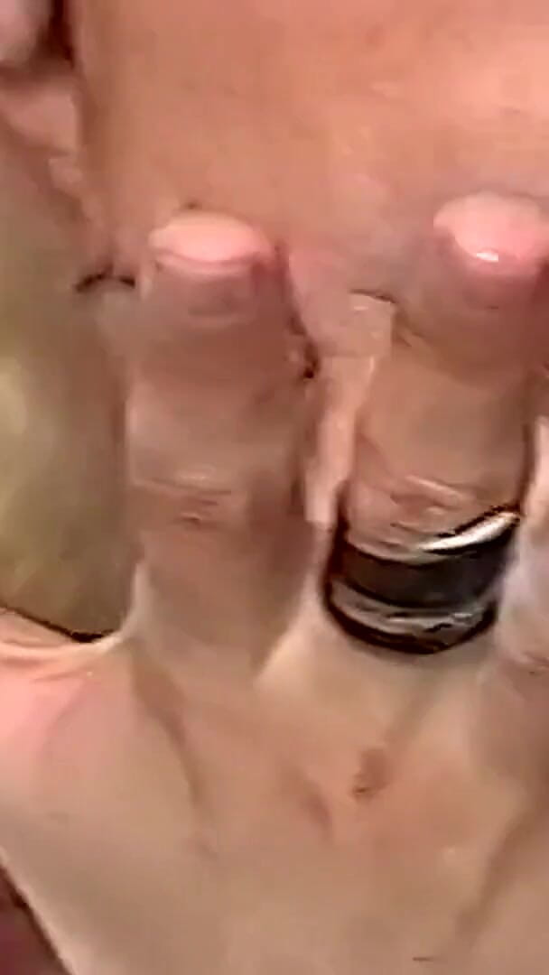 FetishKing Signature Vault Classics Fetish Movies: Dominare lesbiană lesbiană cu demon roșu, mână peste gură