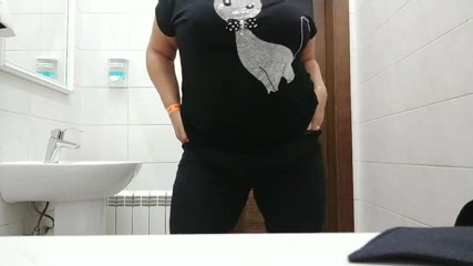 Sunny Loveli: Sexy stiefmutter spielt im freien in der toilette