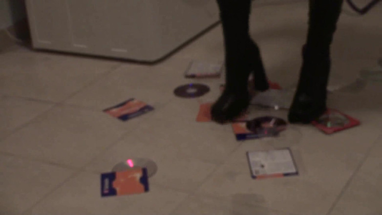 Foot Girls: La bionda schiaccia facendo un casino con i suoi tacchi...