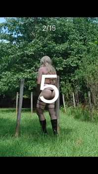 Travestito Con Tette Finte Enormi in Bikini All'aperto Si Sega