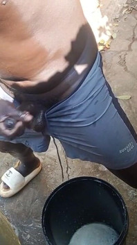 Un mec africain se cache dans les toilettes extérieures du voisin puis libère des éjaculations énormes