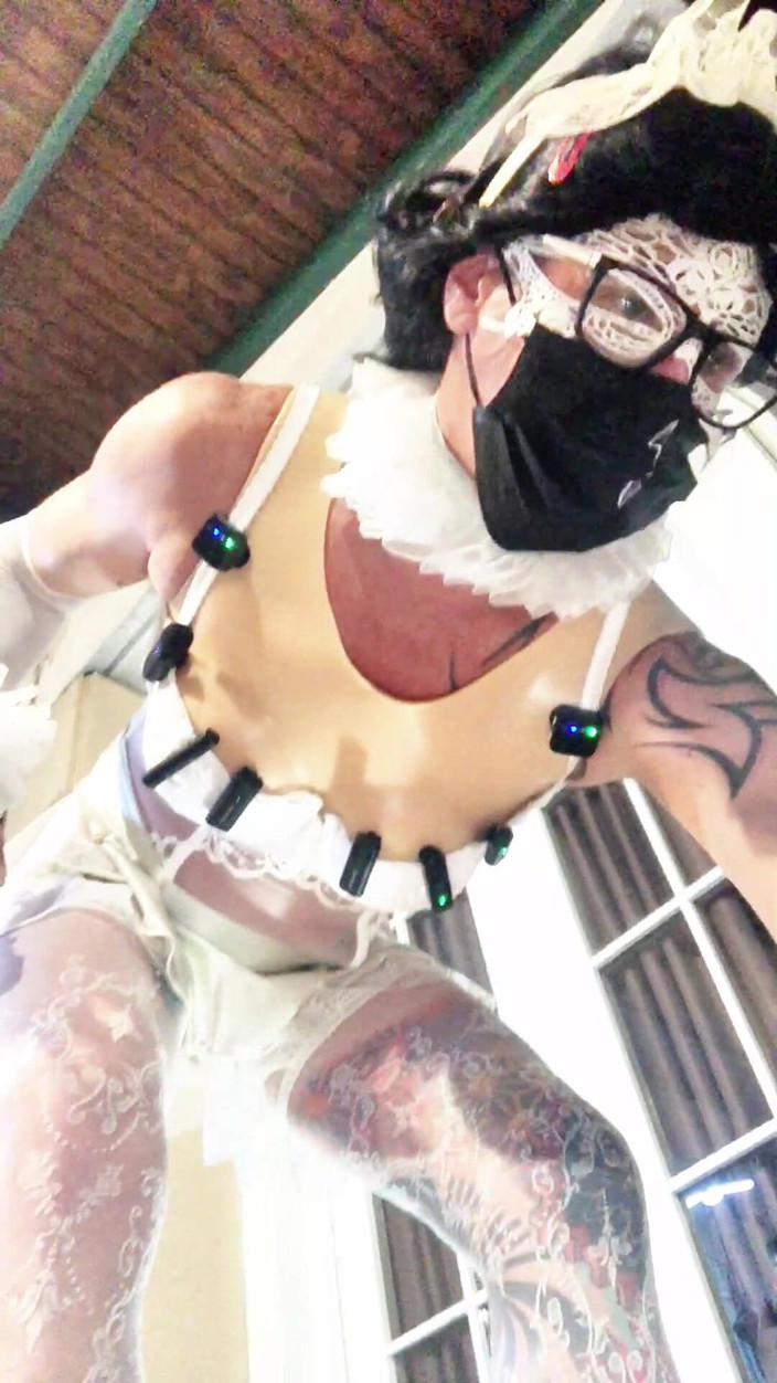 Benito414: Sexy travesti en medias de lencería blanca mostrando su culo