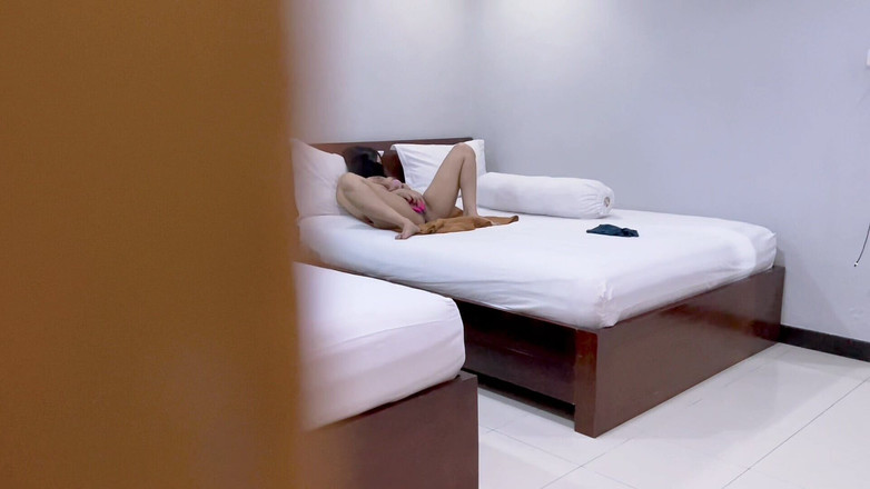 Nadalyne: Соседку застукали за мастурбацией и мастурбацией.