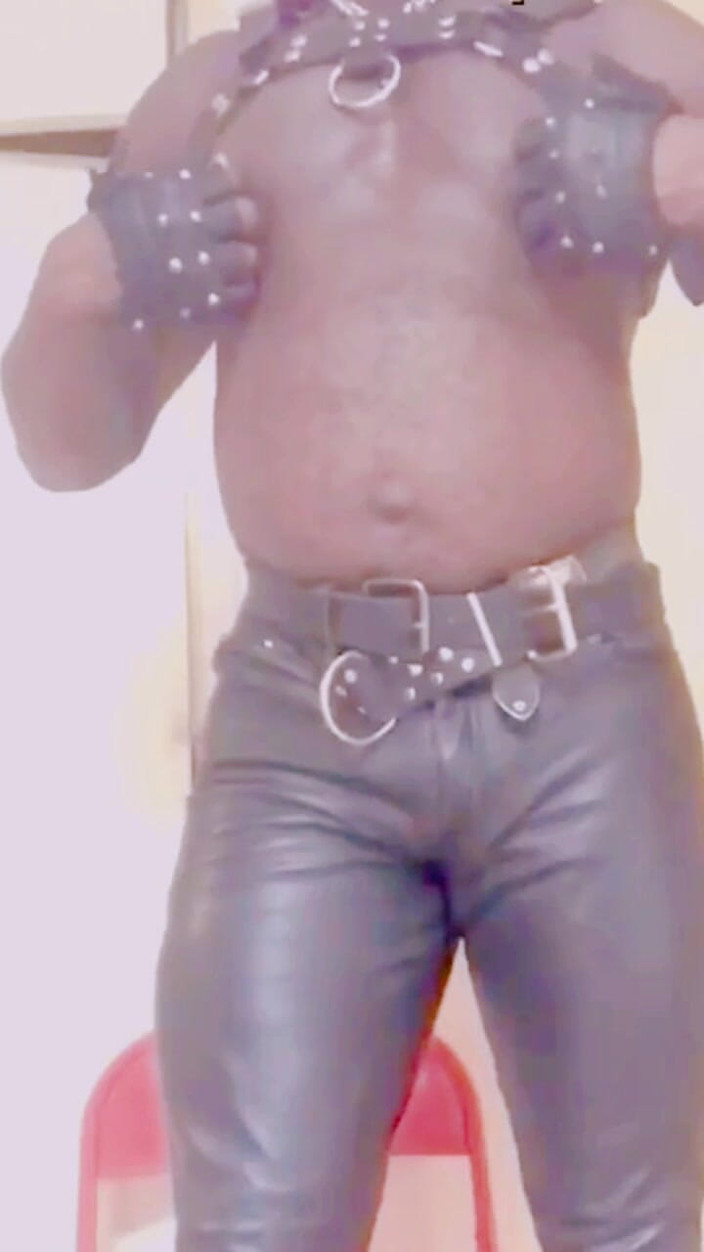 Black smoking muscle stepdad: Pelle Che Fuma Papà Culo Grosso