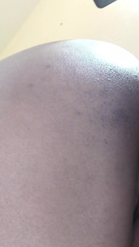 Une grosse black se fait baiser et éjaculer dessus par derrière
