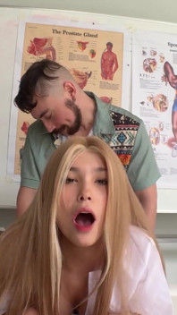 Uno studente di medicina fa una pratica dell'esame del penile per l'esame del pene.