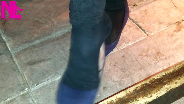 Nyllady: Pendurada em Blue Ballet Flats em um Bar