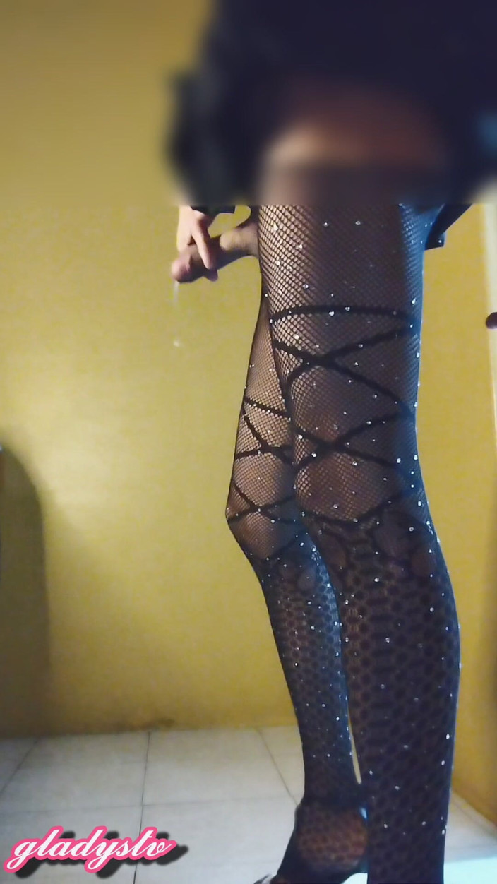 UpcomingCinnamon92: Transsexual se masturbando com meia-calça e salto alto