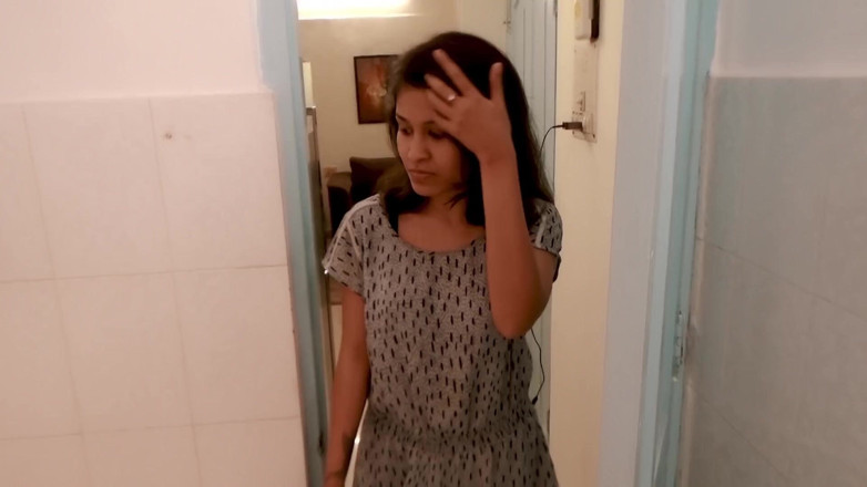 Anjalisingh_sexy: Een Desi-meisje masturbeerde na het bad in de badkamer.