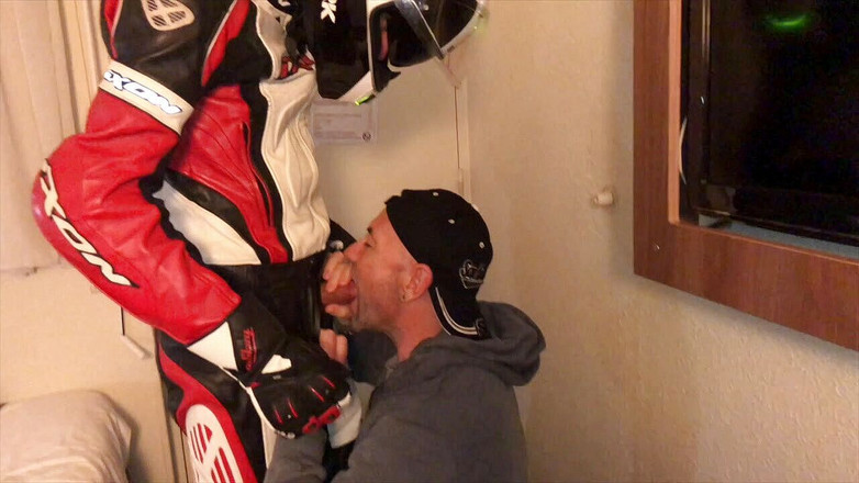 HUMLIATION AND SPANKING PORN: Vernedering in het hotel met fetisjoutfits fietser