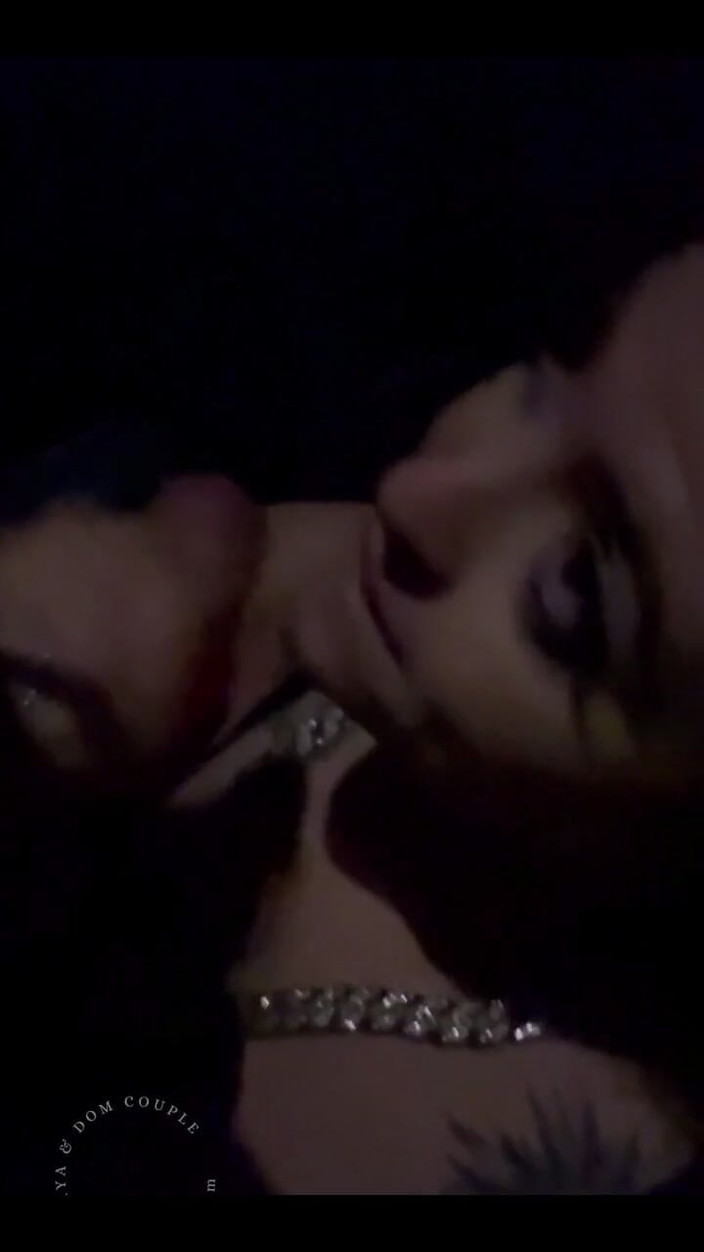 Surya and Dom Couple: Перший раз глибокий заглот у ванній кімнаті клубу