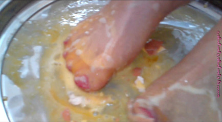 Carmen_Nylonjunge: Crush the raw eggs and piss ** nylon foot crushing **