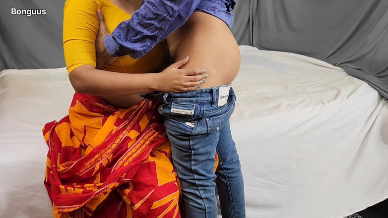 Riya Bonguus: Riya Bhabhi трахается с частным наставником Riya Bhabhi, трахнутая учителем ее падчерицей