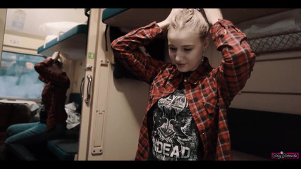 Stacy Starando: Menina colega de viagem seduziu cara no trem e deu-lhe...