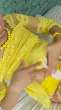 Sexy Thaise ladyboy Belle trekt zich af op het bed