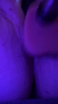 Piggy rose lagi asik muasin memeknya pakai mesin seks - close up