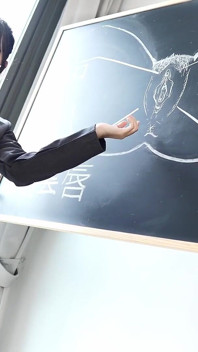 Une prof japonaise de vidéo japonaise pour adultes se fait baiser dans la salle de classe