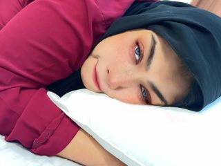 Aria Mia: 사우디 아라비아에서 통통한 아름다운 35살 새엄마와 섹스하는 18살 배다른 아들 - 배다른 아들과 새엄마 침대 공유