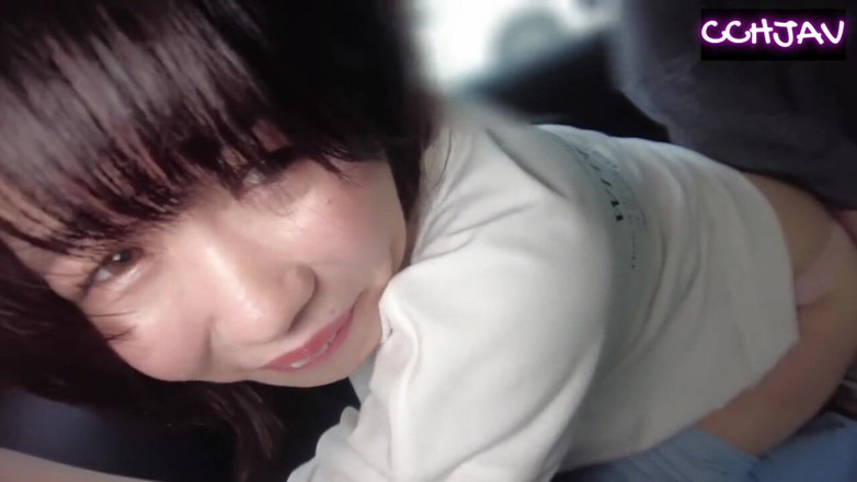 Chubby Curvy Hentai JAV: Lekuk basah di bawah langit terbuka saat dia menikmati setiap...