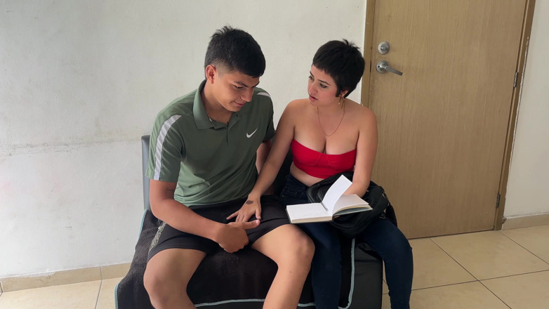 ManuelaAlvarez: 내 섹시한 해부학 교사의 훌륭한 설명 그녀는 나에게 신체 부위를 보여주고 내 맛있는 자지를 그녀에게 넣을 수 있게 해줘