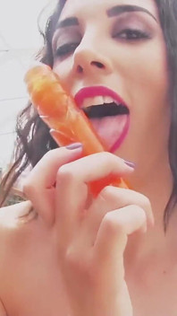Jelena Jensen venku v bikinách a pomalé svlékání!