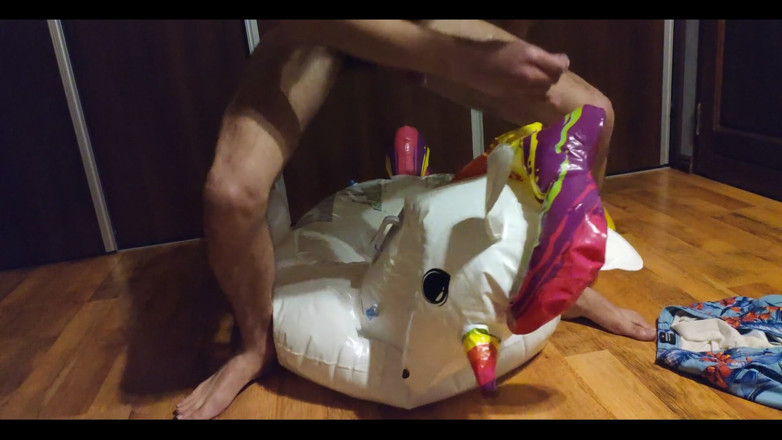 Floatie Boy: uscat pe Unicornul meu gonflabil