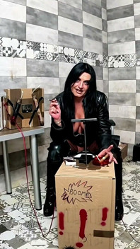 냉장실의 지배적인 가죽 밀프. 흡연, BDSM 부츠, 시가, 붐 오르가즘
