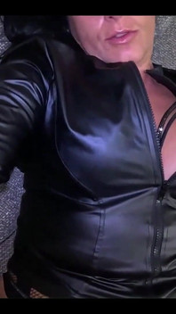 Fumar sumisa milf masturbación, hablar sucio y fetiche de cuero 304