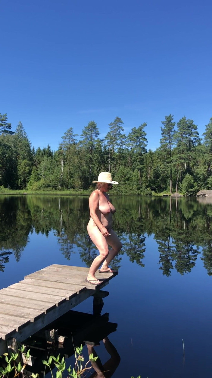 Hotwifekbh: 业余自制成熟的大奶妻子撒尿