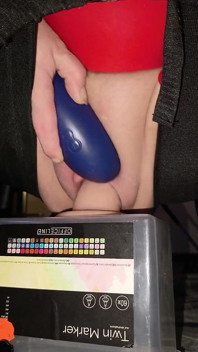 Ik berijd een van mijn dildo's op elastische neukstoel