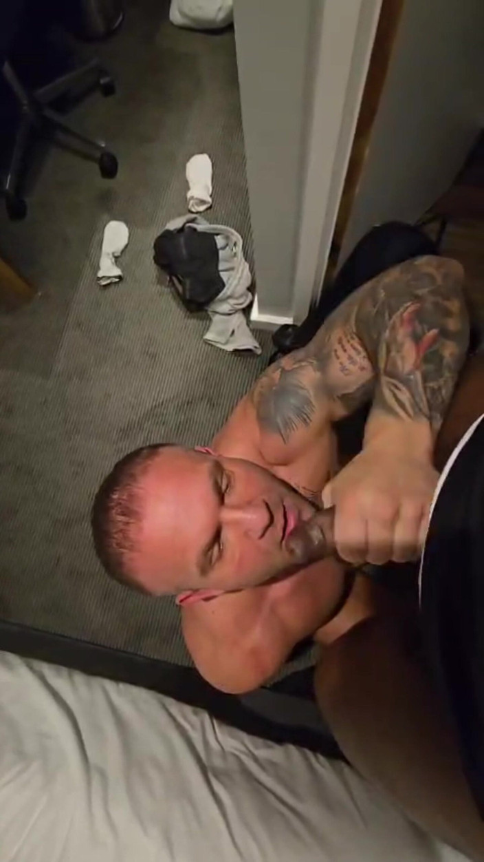 Troy White UK: BBC bị bú bởi người bạn đời thẳng