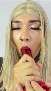 La tua sorellastra succhia il suo grosso dildo ragno