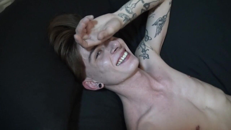 Gaybareback: Orgasme James follada a pelo por sexy gay boy