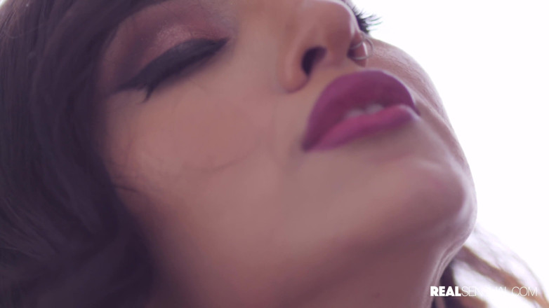 Real Sensual: เบลล่า รอลแลนด์ สวมบอดี้สูทสีดำ รักควยยักษ์