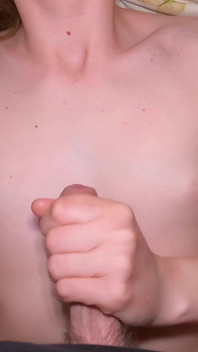 義理の妹が私のチンコを手で弄り、小さな胸に射精させてくれました!