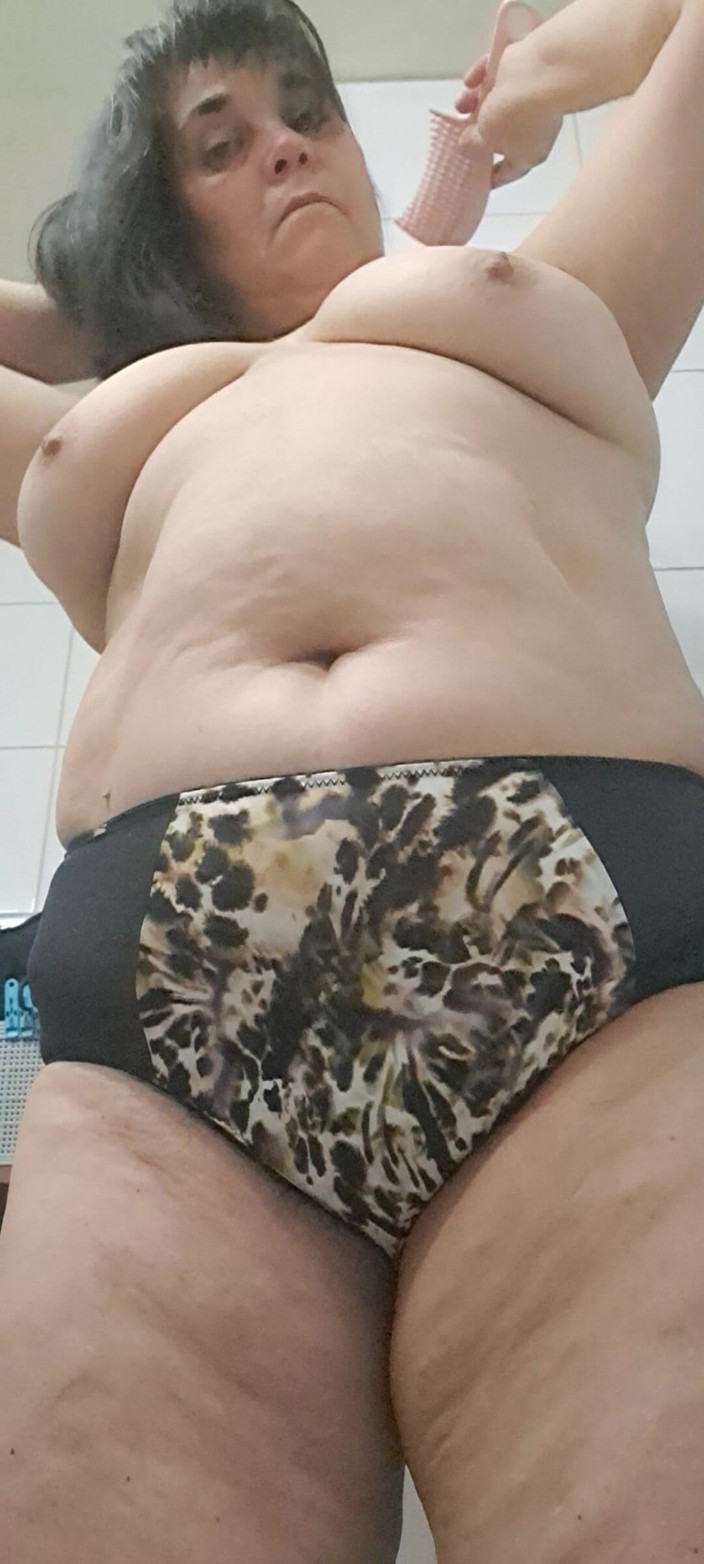 Mommy big hairy pussy: 把手指伸进内裤里，洞口又湿又烫