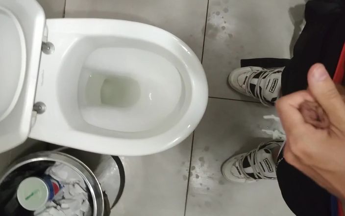 Sneakersmax98: Masturbación en baño público