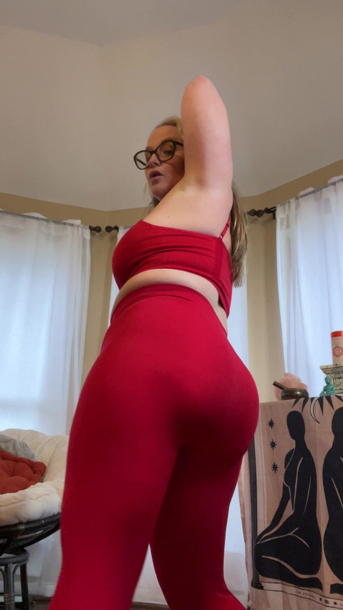 Siren XXX Studios: Dansen in rode sportbeha en legging