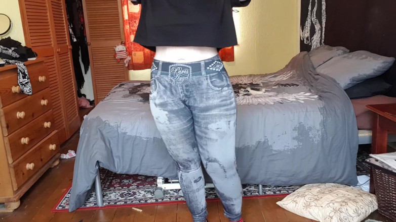 Tattooed Milfy Mama: Une PAWG se branle et jouit dans un legging