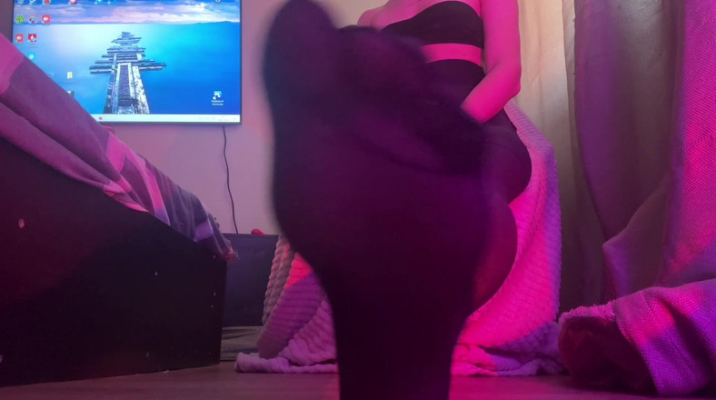 Skinny_lady69: मेरी अनुमति सूँघती है और मेरे मोज़े पर वीर्य निकालती है