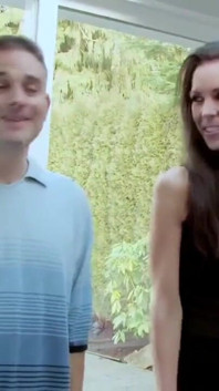 Angelina und DJ ficken sich gegenseitig auf dem sofa