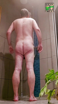 Mr. Nudisti in der dusche