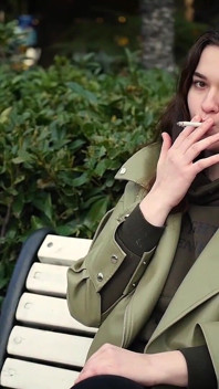 Si rambut coklat muda sedang bersiar-siar tanpa gangguan dengan rokok Allwhite 120mm