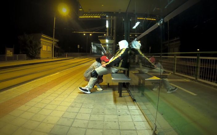 DedeDeville: Sexe vraiment risqué à un arrêt de bus avec une jeune...