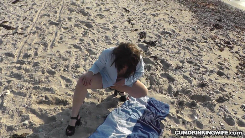 Cumdrinking Wife: Zalana przez mnóstwo nieznajomych na wspólnej plaży