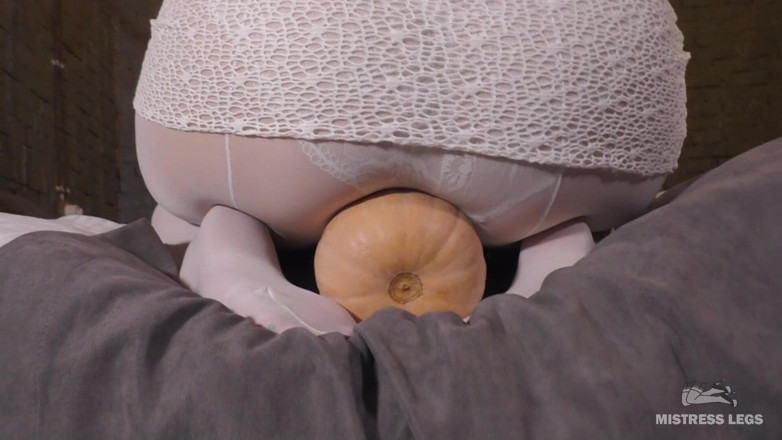 Mistress Legs: Grote en sexy nylon kont rijdend op de pompoen