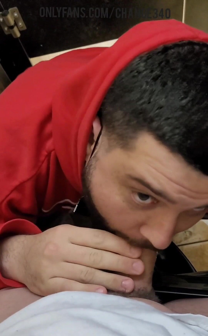 Change340: Il suce sa bite dans les toilettes