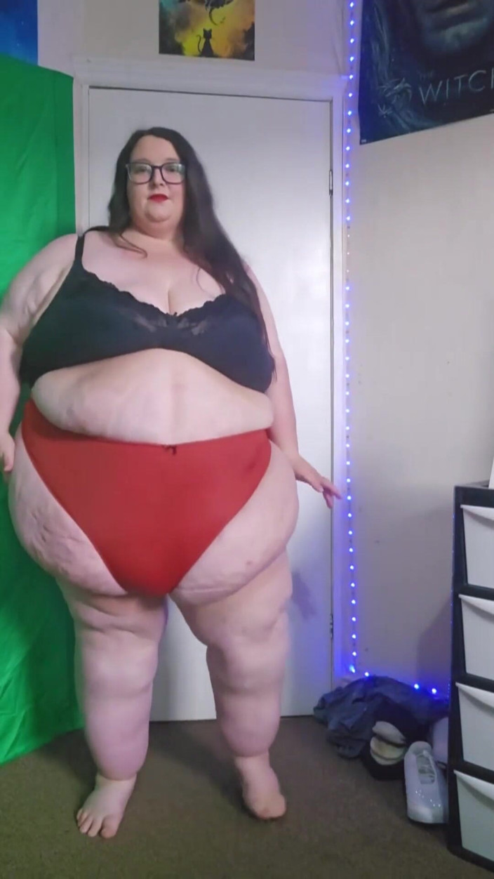 SSBBWLadyBrads: Awek montel super saiz berjalan dalam seluar dalam merah ketat