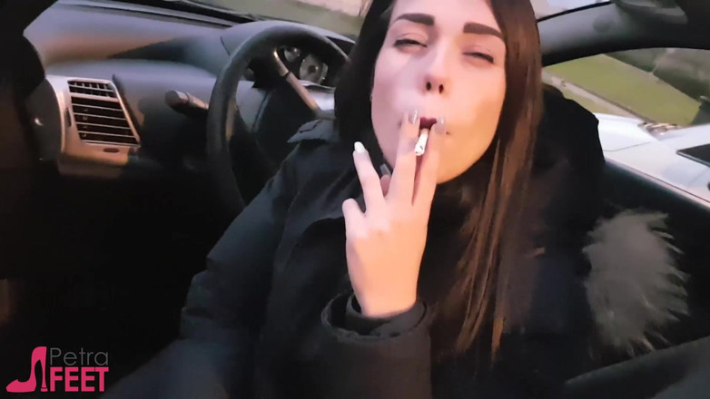 Smokin Fetish: În aer liber fumând cu Petra dulce